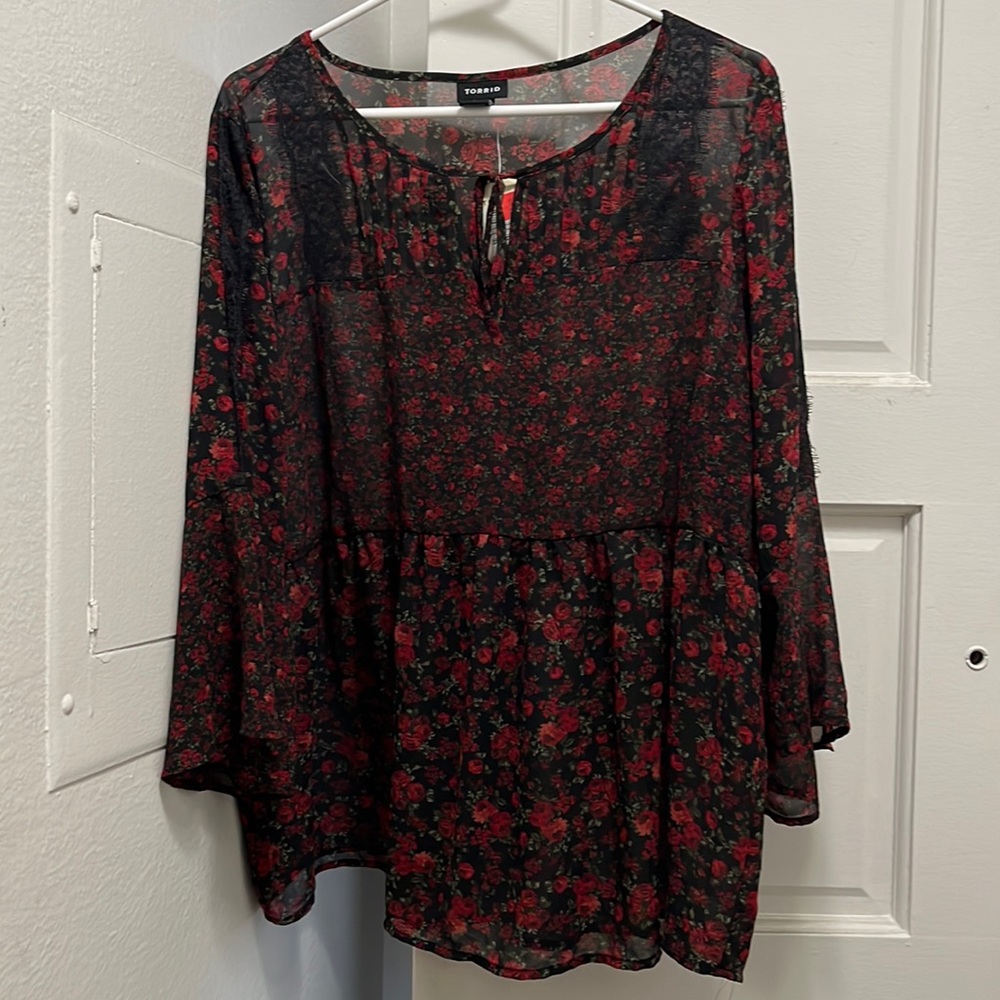 Size 0 Torrid floral blouse with tie front and bell sleeves.
